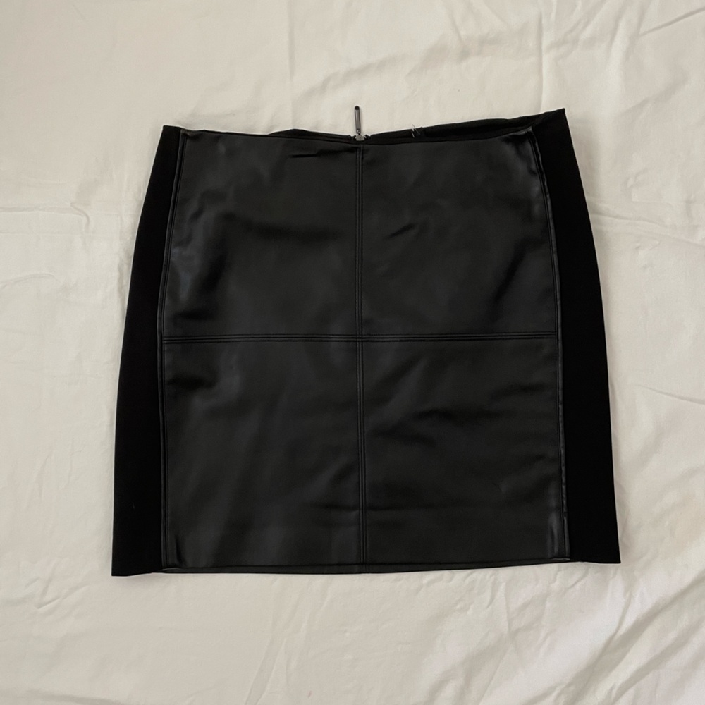 White House black market, Black fake leather mini skirt, size 8